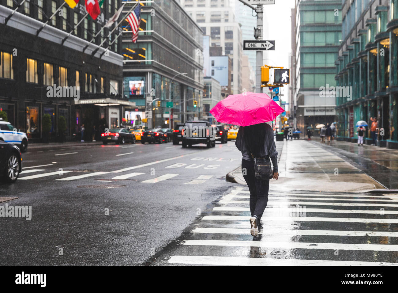 USA, New York, Frau in der Stadt an einem regnerischen Tag Stockfoto