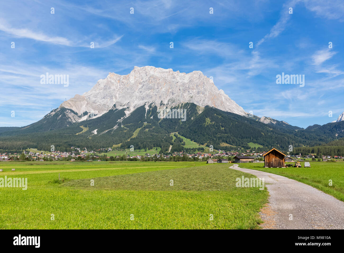 Österreich, Tirol, Lermoos, Ehrwalder Becken, Aussicht nach Ehrwald und die Zugspitze Stockfoto