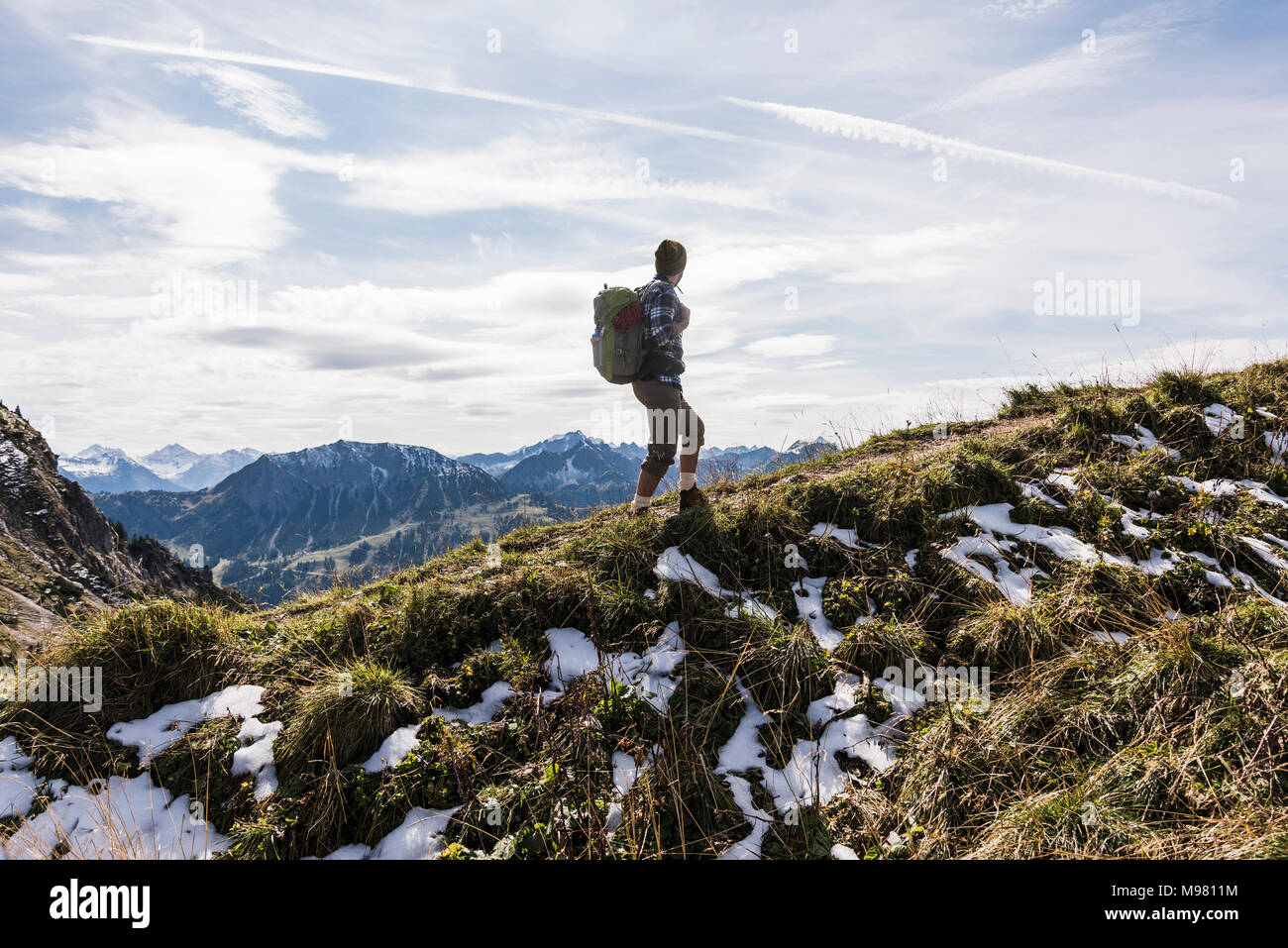 Österreich, Tirol, junger Mann in den Bergen wandern Stockfoto