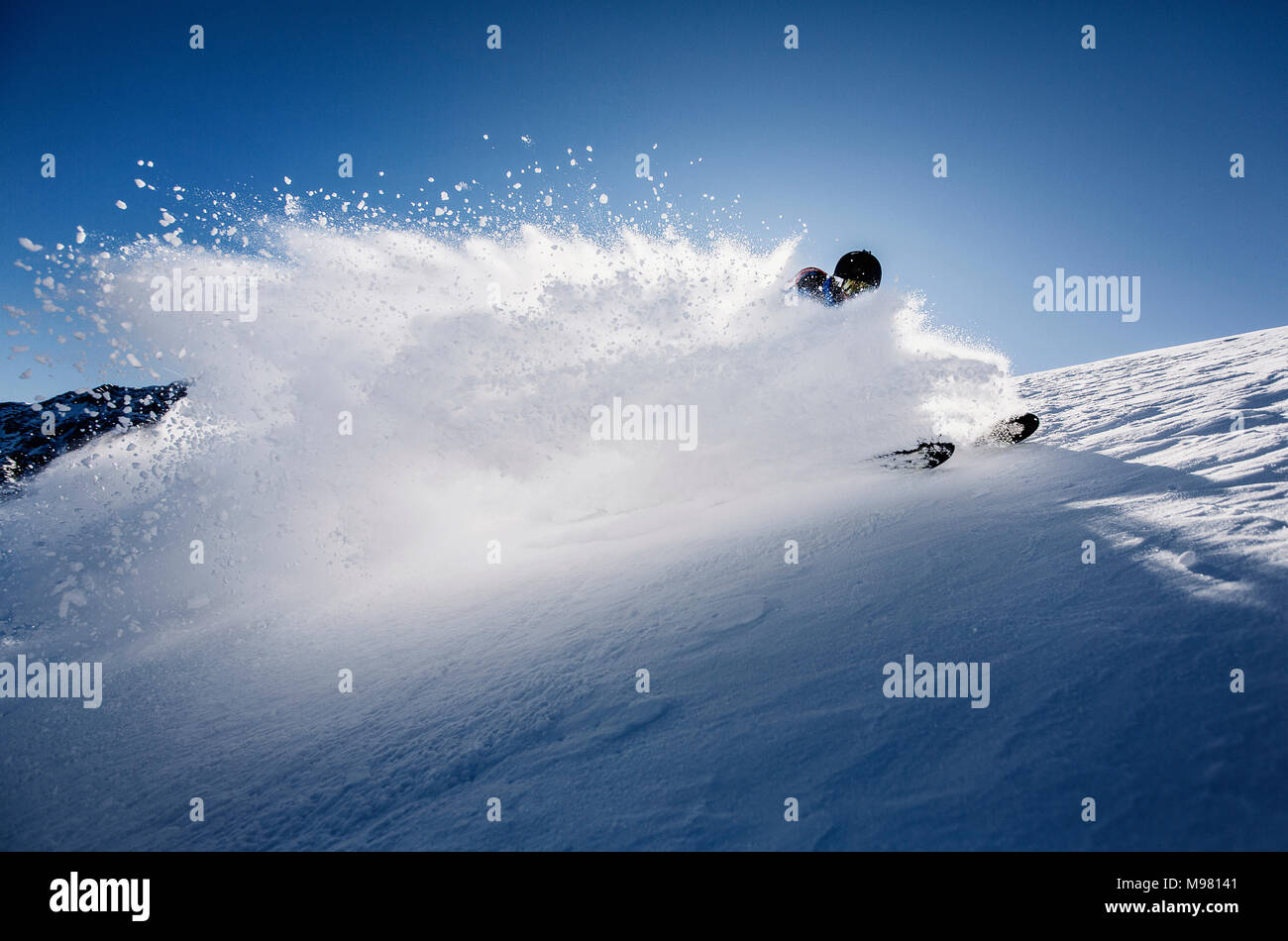 Österreich, Tirol, Mutters, Skifahrer auf einem Freeride Pulverschnee Stockfoto
