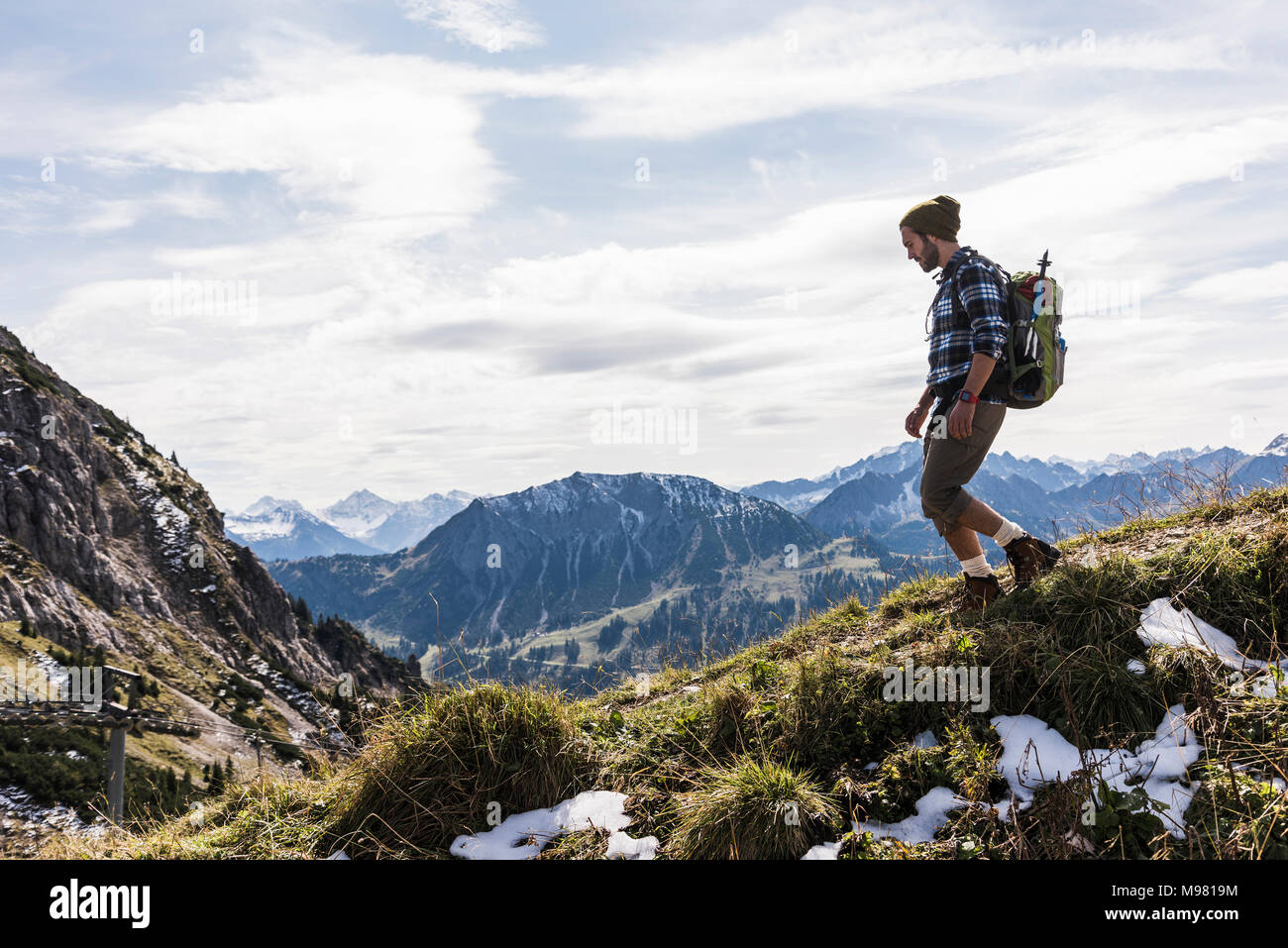 Österreich, Tirol, junger Mann in den Bergen wandern Stockfoto
