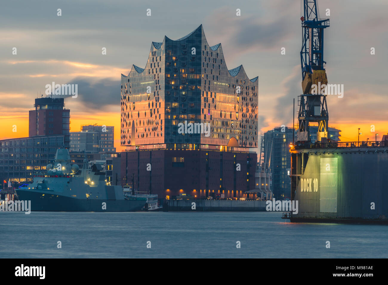Deutschland, Hamburg, Hafencity, Elbphilharmonie bei Sonnenaufgang Stockfoto