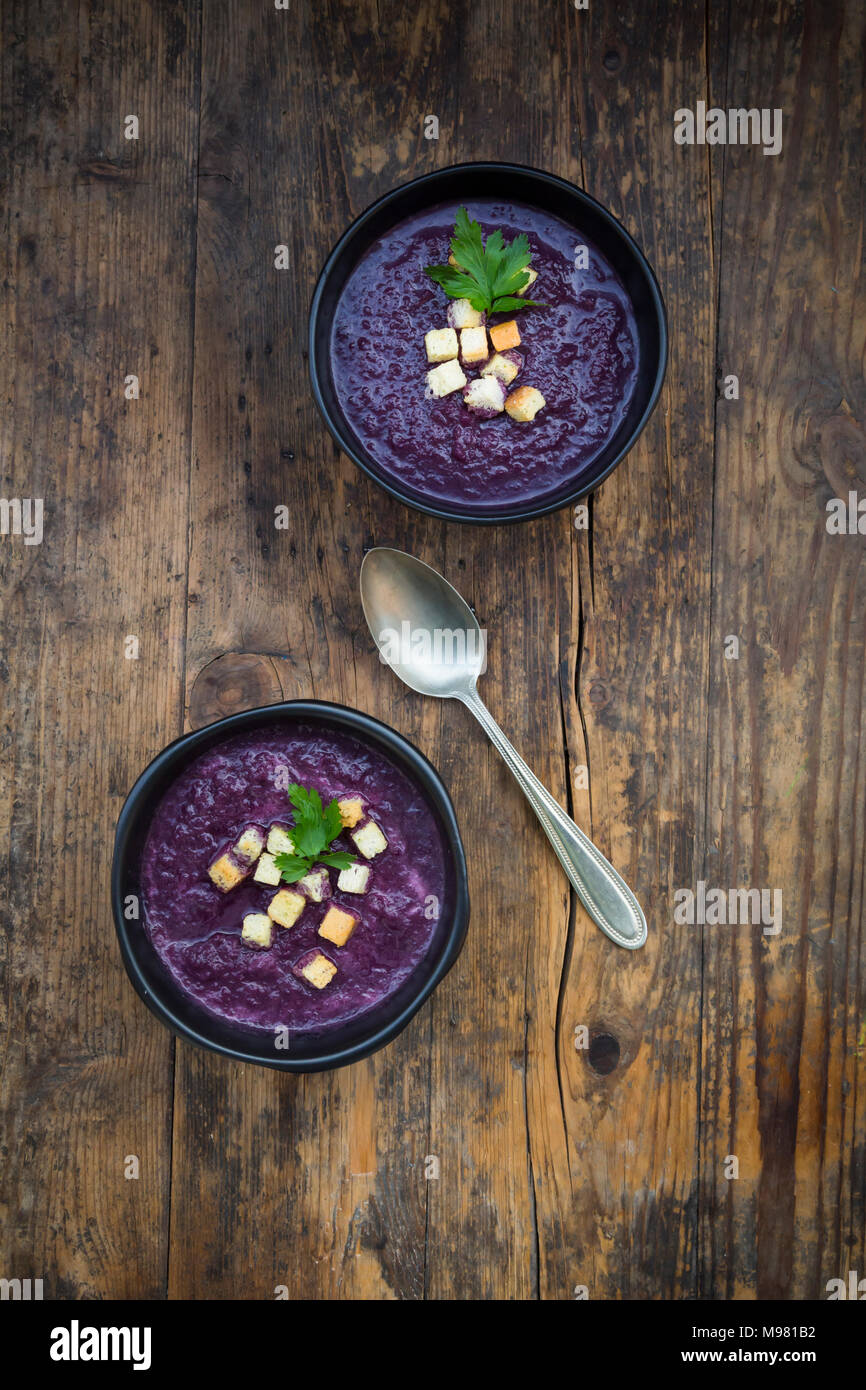 Zwei Schalen mit Rotkohl Suppe mit Croutons und Petersilie garniert Stockfoto