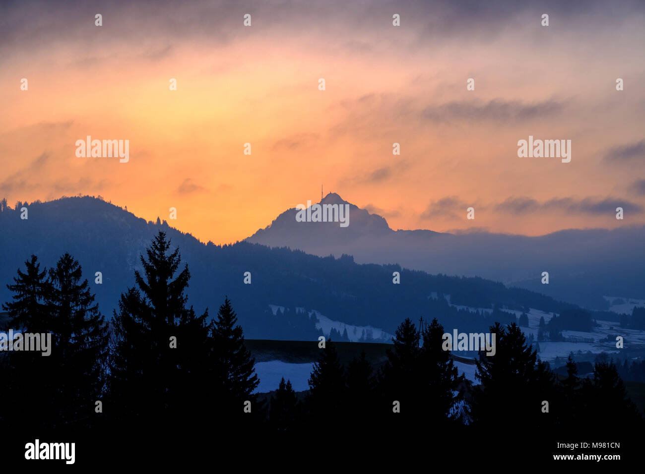 Grünten im Abendlicht vom Weg zwischen Hinterreute und bei Buronhütte Wertach, Bayrisch Schwaben, Bayern, Deutschland Stockfoto