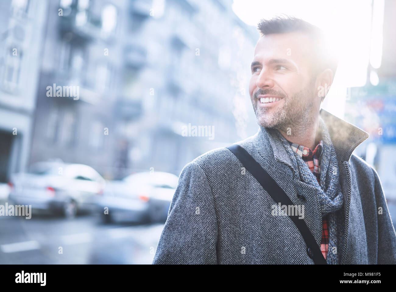 Portrait von Laughing Man auf der Straße im Winter Stockfoto