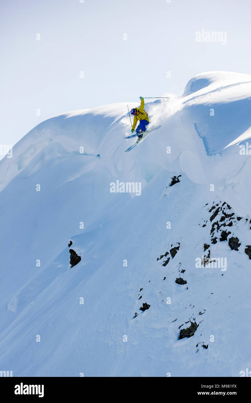 Österreich, Tirol, Alpbach, Skifahrer auf einem Freeride springen oben snowdrift Stockfoto
