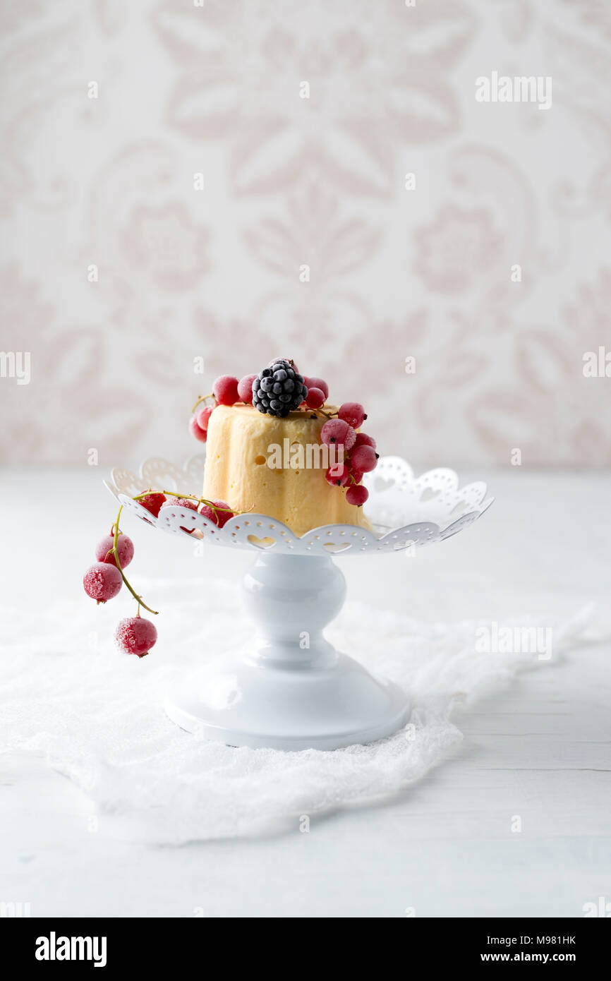 Lemon Ice Cream Cake mit roten Johannisbeeren und Brombeeren Stockfoto