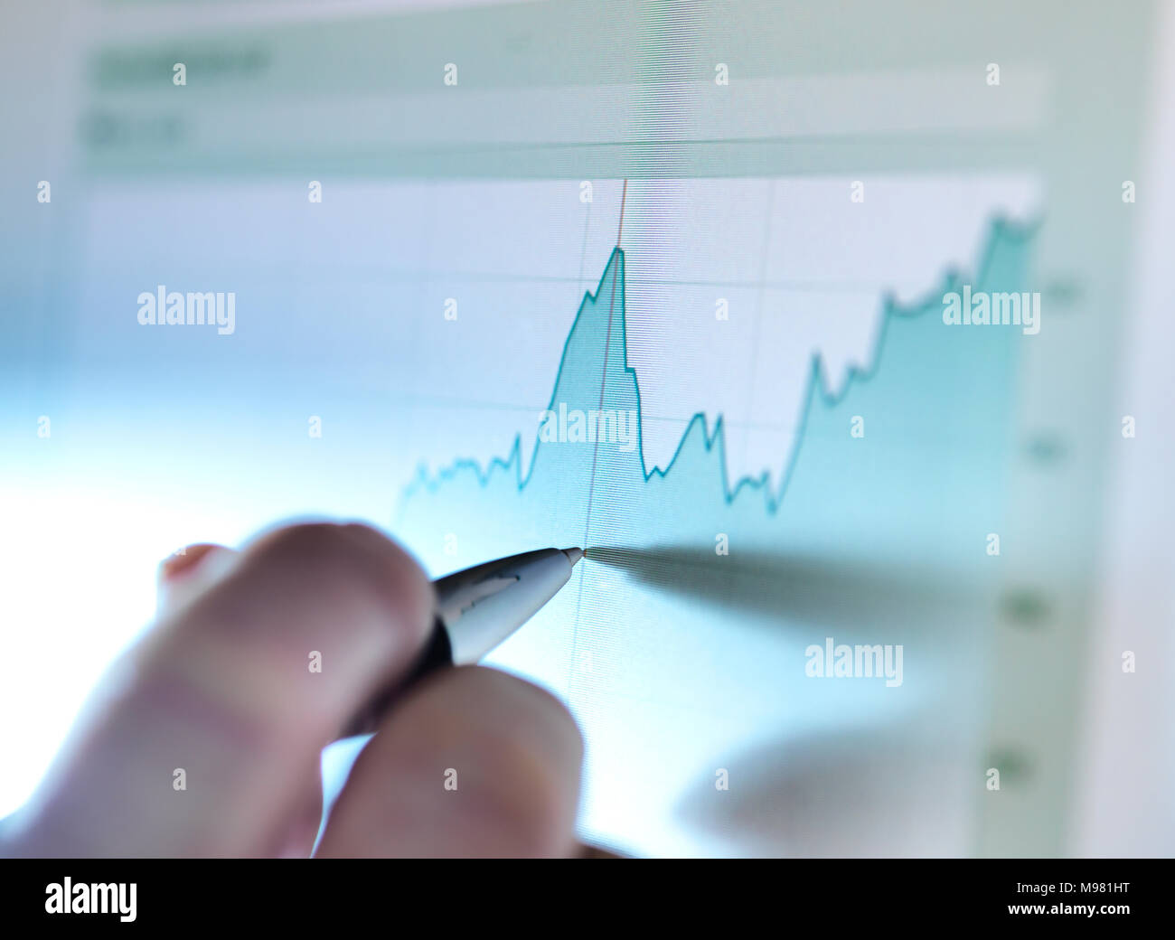 Hand eines Börsenmakler Analyse Line Graph auf Bildschirm Stockfoto