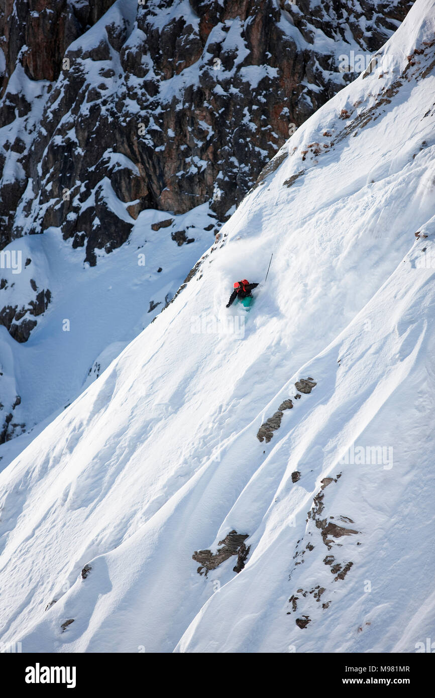Österreich, Tirol, Arlberg, Skifahrer auf einem Freeride Pulverschnee Stockfoto