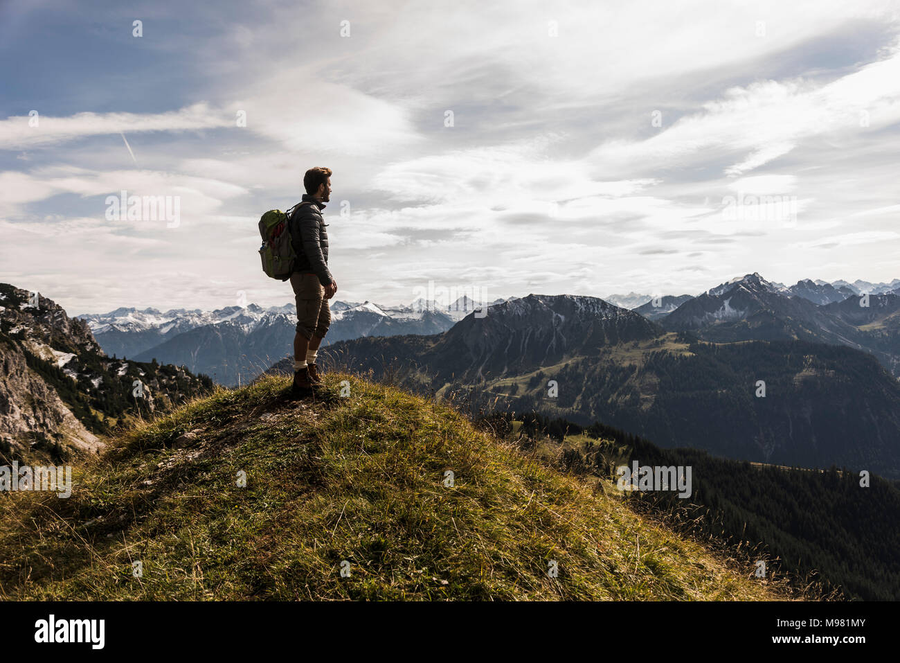 Österreich, Tirol, junger Mann, der Bergwelt zu betrachten Stockfoto