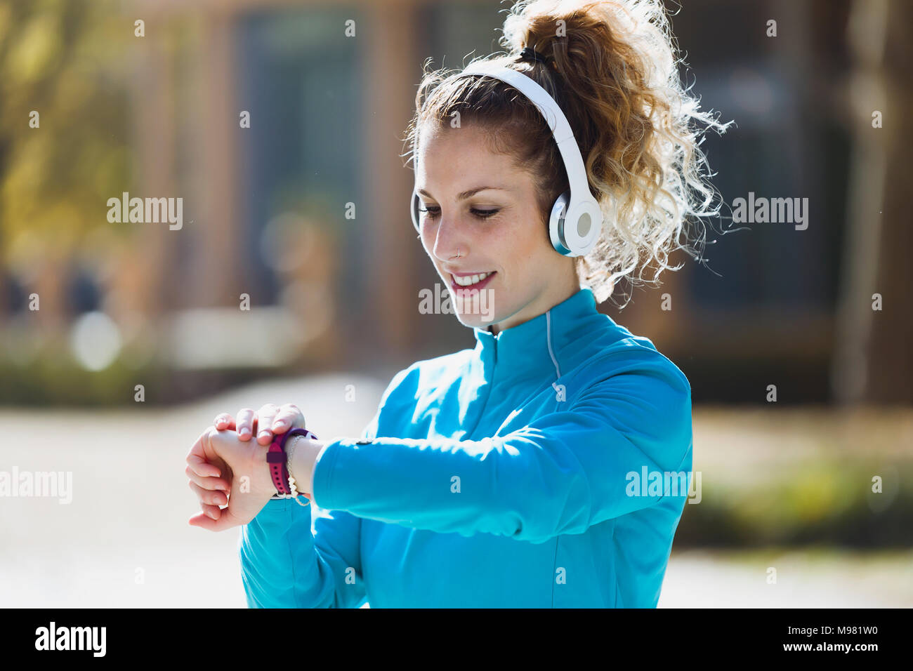 Sportliche junge Frau mit Kopfhörer das mal prüfen. Stockfoto
