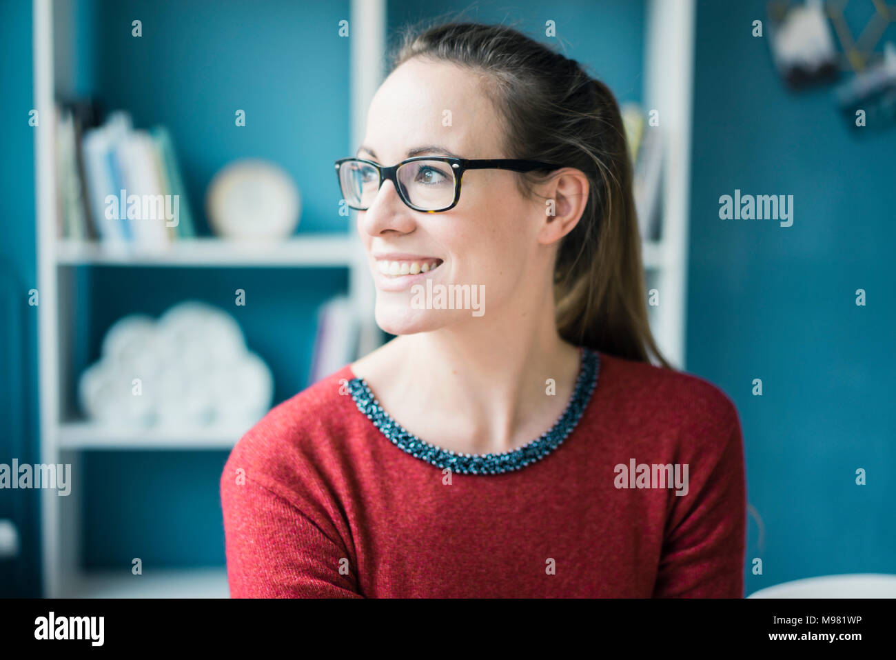 Portrait von Frau mit Brille Stockfoto