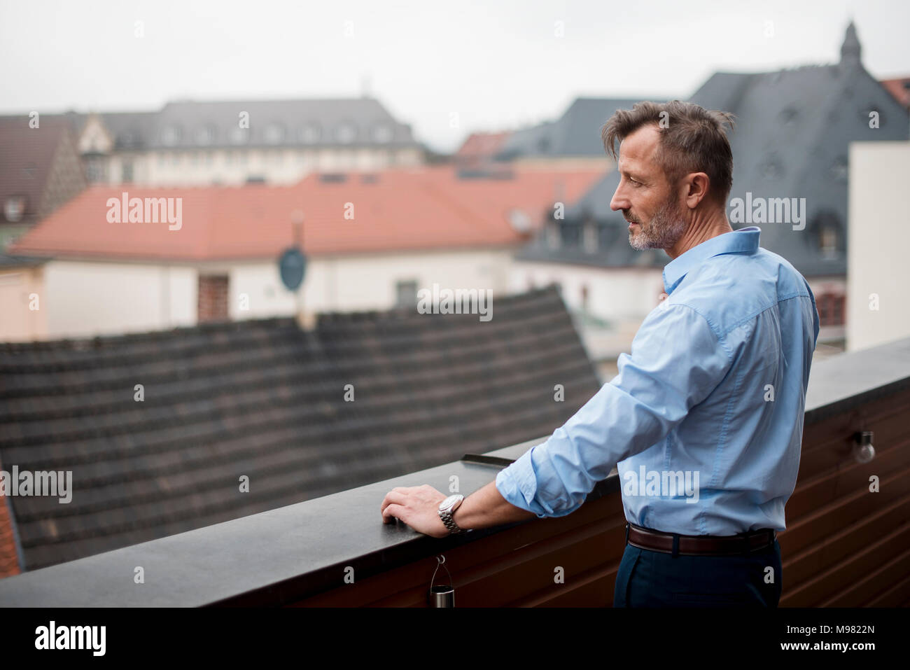 Reifen Geschäftsmann auf der Dachterrasse mit Aussicht Stockfoto