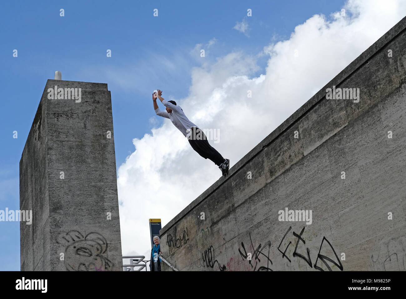 Parkour springen auf den South Bank, London Stockfoto