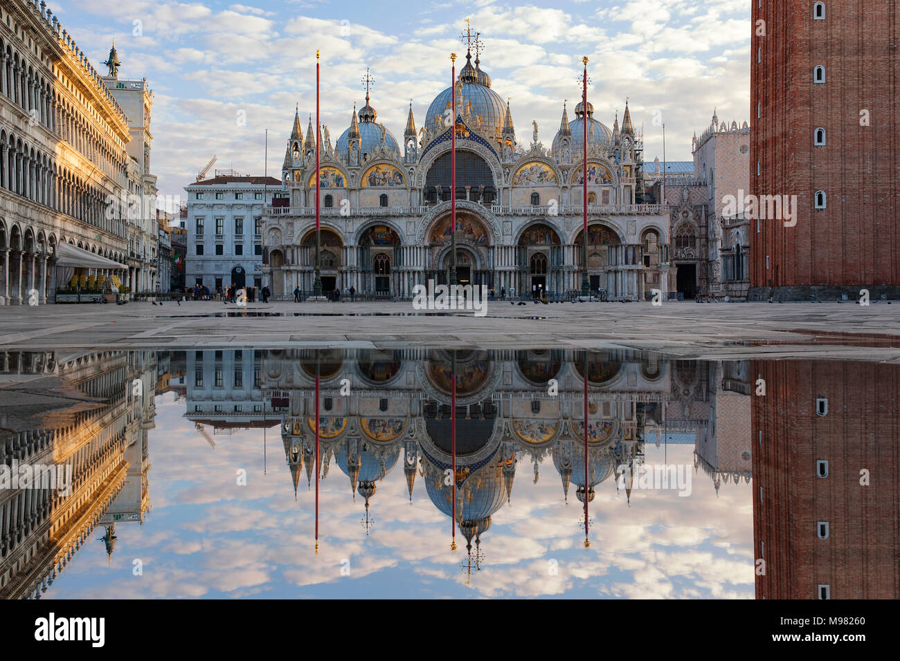 Italien, Veneto, Venedig, Markusplatz mit der Basilika San Marco, gespiegelt Stockfoto