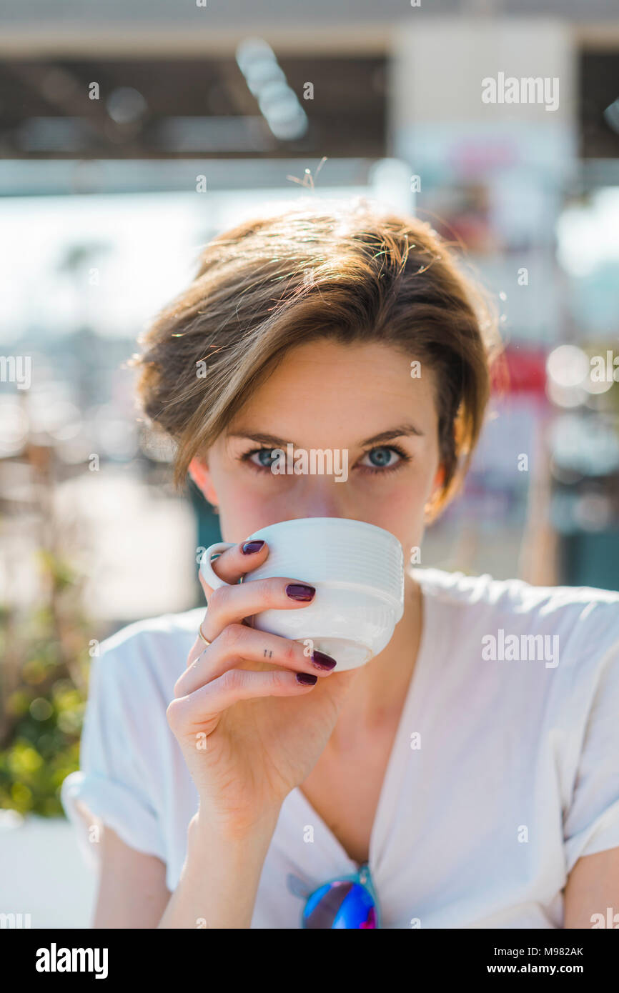 Porträt der Frau trinkt Kaffee Stockfoto