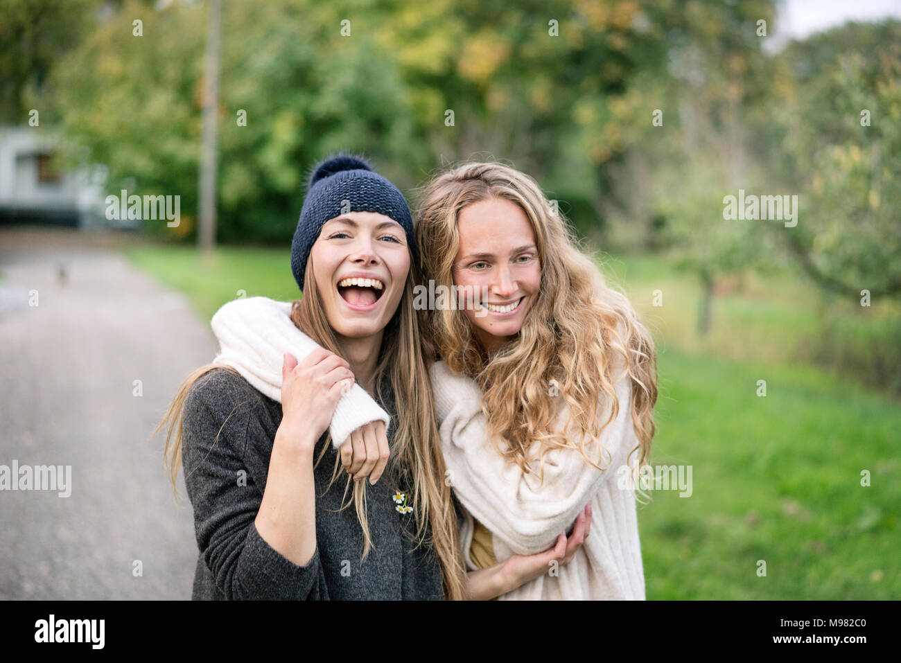 Zwei glückliche junge Landwirte Stockfoto
