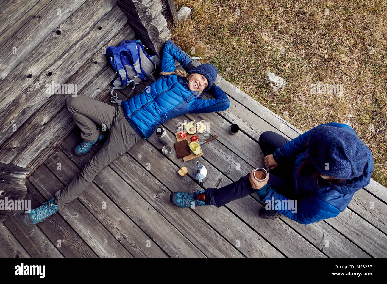 Ansicht von oben von paar Wanderer eine Pause an der Hütte Stockfoto