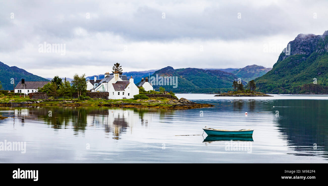 Vereinigtes Königreich, Schottland, Westküste, Plockton, Loch Carron, Wohnhäuser und Boot Stockfoto