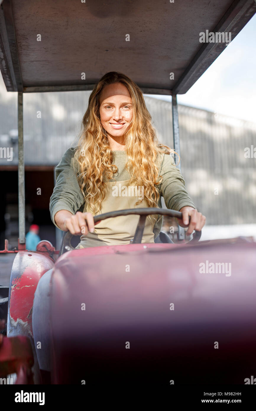 Portrait von lächelnden Frau, die ein Traktor Stockfotografie - Alamy