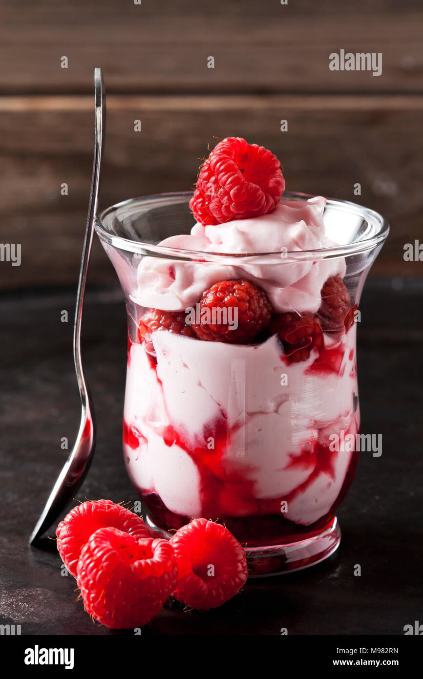 Glas Tomatensuppe mit Sahne, Erdbeeren und Erdbeersauce Stockfoto