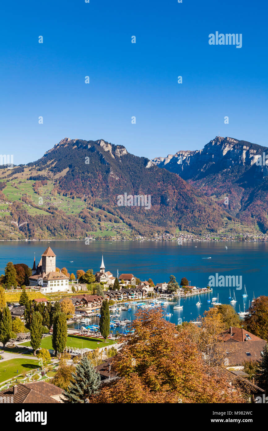 Schweiz, Kanton Bern, Berner Oberland, Thunersee, Spiez Schloss Spiez, Schweizer Alpen, Boote, Herbst Stockfoto