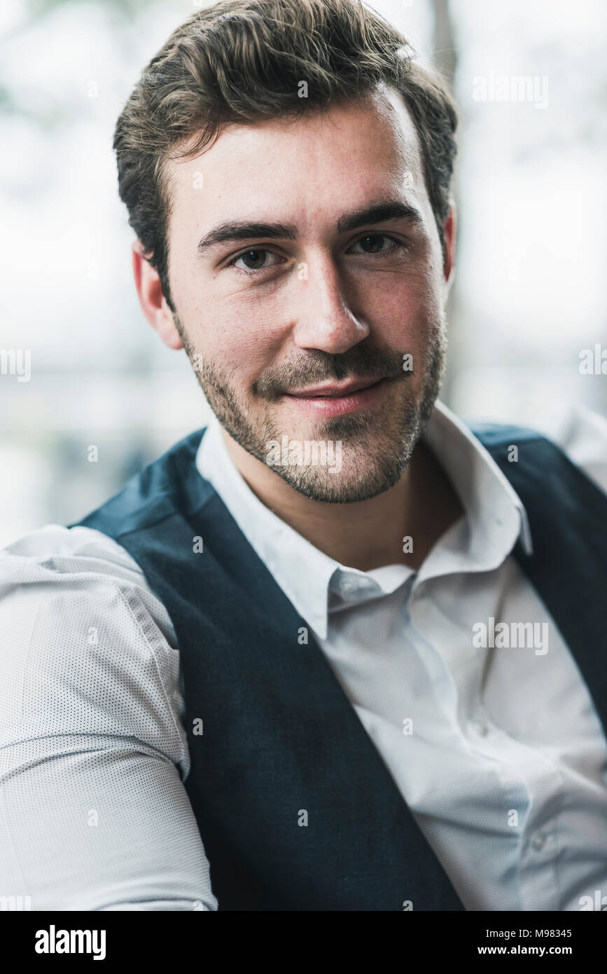 Porträt von lächelnden jungen Mann Stockfoto