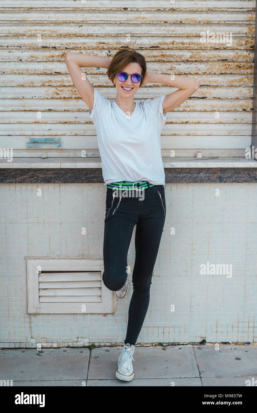 Portrait von lachende Frau mit Händen hinter dem Kopf Stockfoto