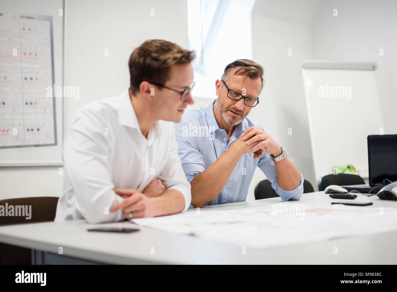 Zwei Geschäftsleute diskutieren plan auf dem Schreibtisch im Büro Stockfoto