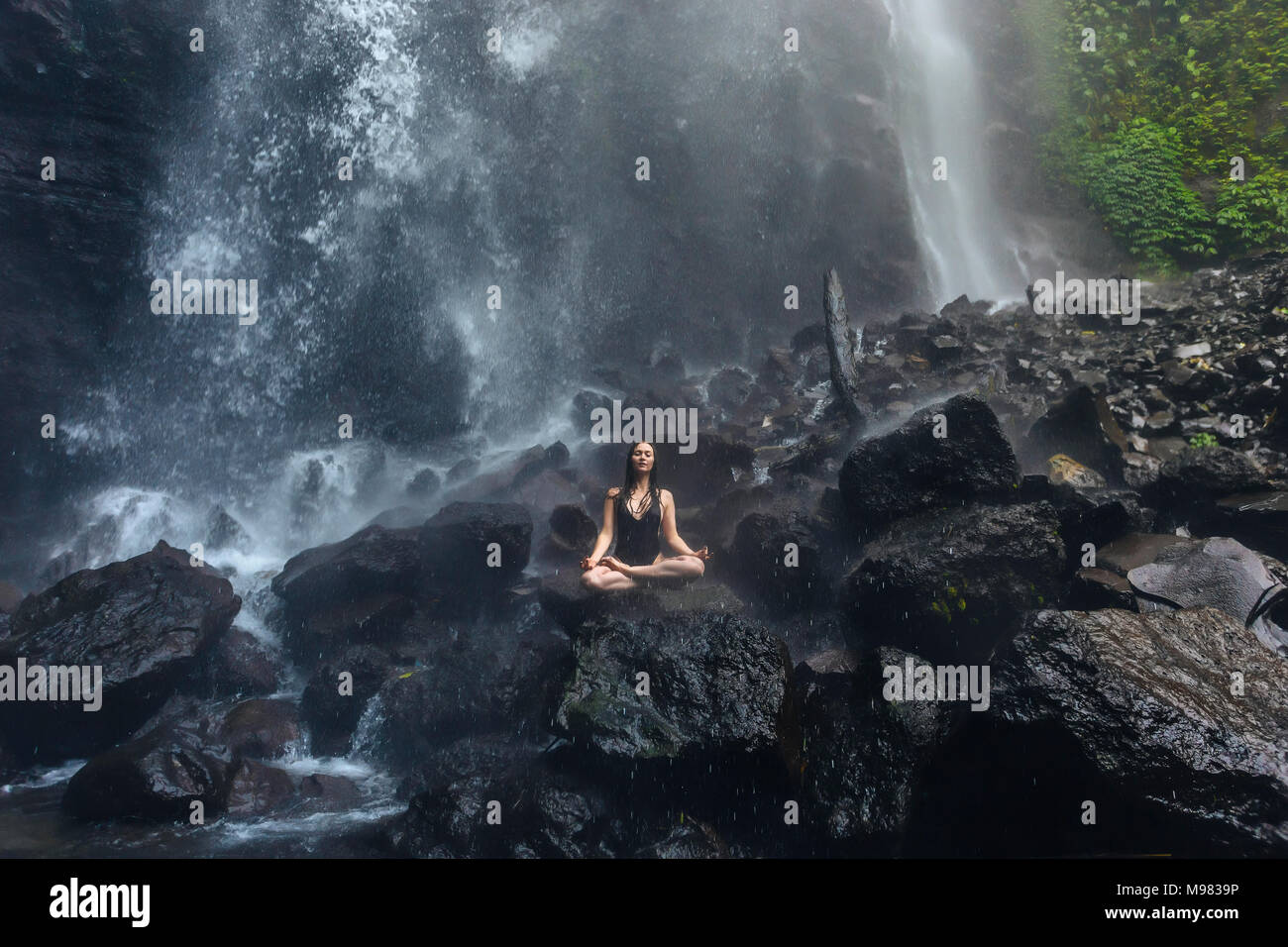 Indonesien, Bali, junge Frau mit Yoga bei Sekumpul Wasserfall Stockfoto