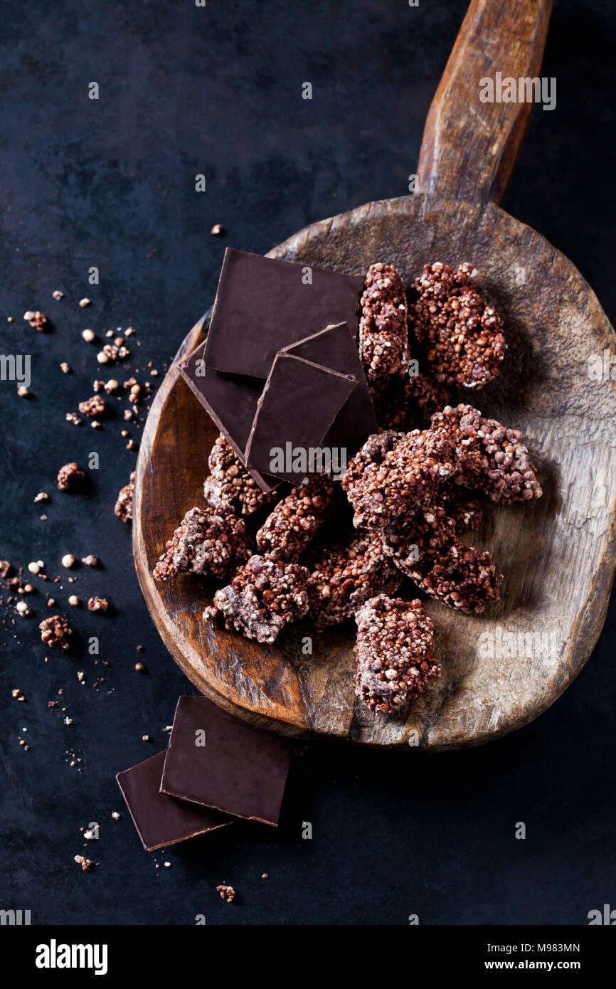 Amaranth Quinoa Kekse mit Bittersüße Schokolade auf Holzlöffel ... Amaranth Quinoa Kekse mit Bittersüße Schokolade auf Holzlöffel ...