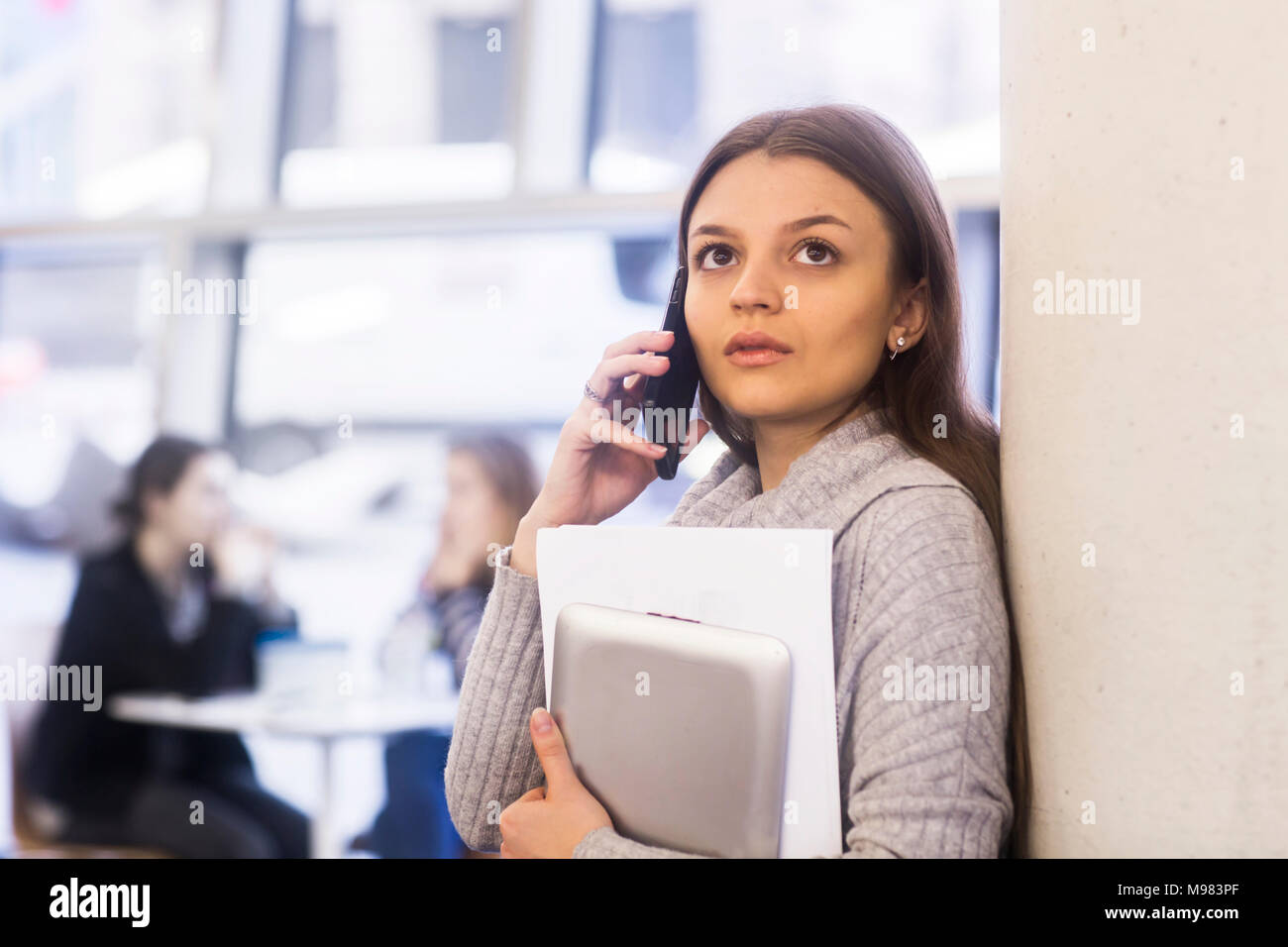Porträt der jungen Frau am Telefon Stockfoto