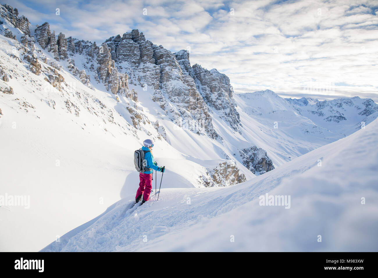 Österreich, Tirol, Kalkkoegel, Axamer Lizum, Freeride Skifahrer ins Tal suchen Stockfoto