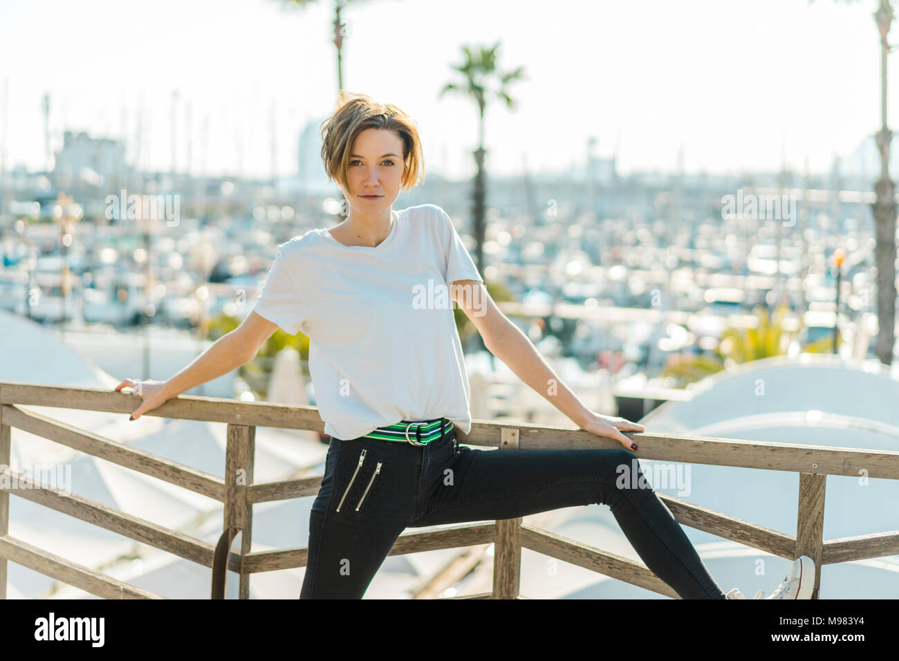 Spanien, Barcelona, Porträt von Frau mit Hut schiefen Zusatzscheinwerfer auf dem Dach Stockfoto