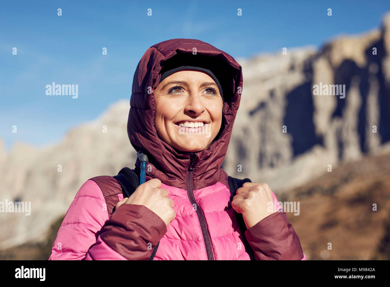 Portrait von selbstbewussten jungen Frau Wandern in den Bergen Stockfoto