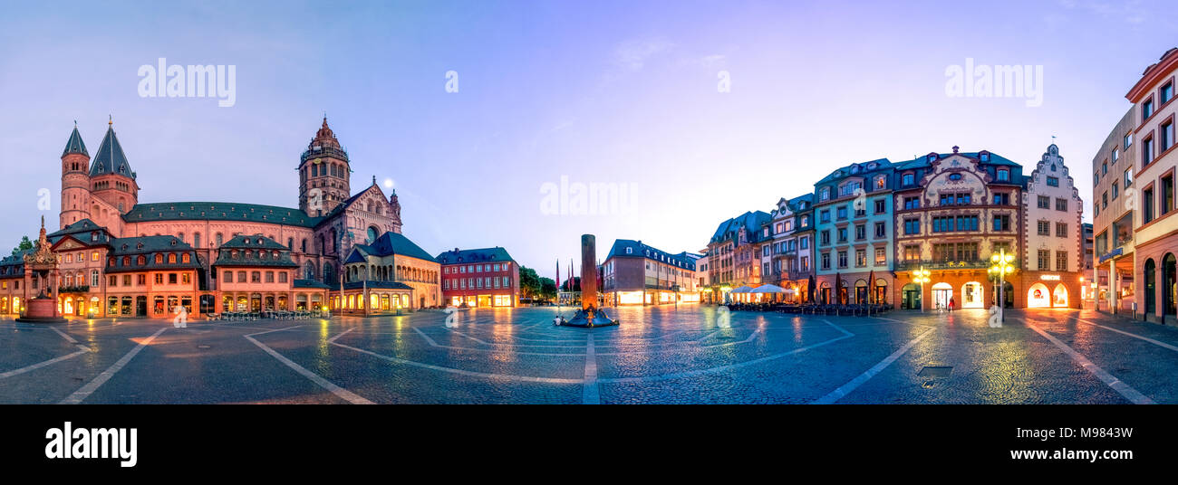 Deutschland, Rheinland-Pfalz, Mainz, Mainzer Dom und Domplatz am Abend Stockfoto