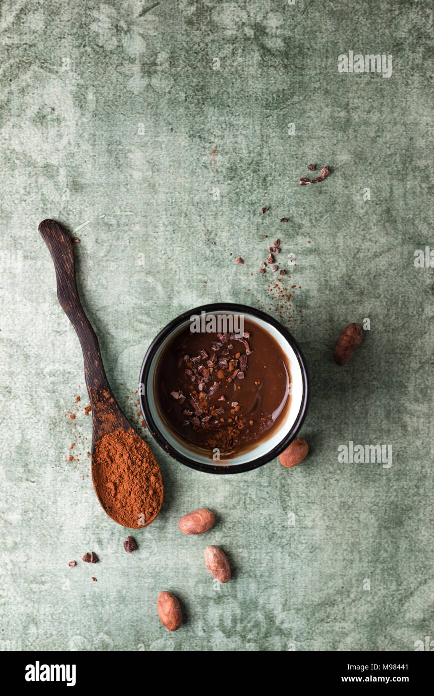 Tasse Schokoladenpudding mit Kakao, Kakao Nibs und Kakaobohnen Stockfoto