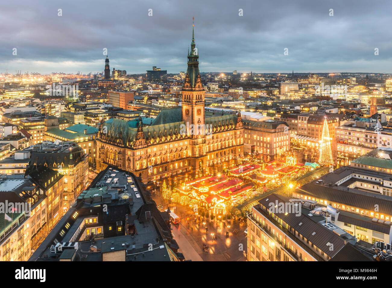 Deutschland, Hamburg, Weihnachtsmarkt am Rathaus am Abend Stockfoto