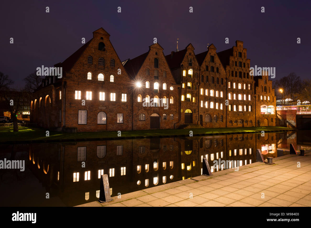 Deutschland, Schleswig-Holstein, Lübeck, Altstadt, Obertrave Fluss und Salz storehouse bei Nacht Stockfoto