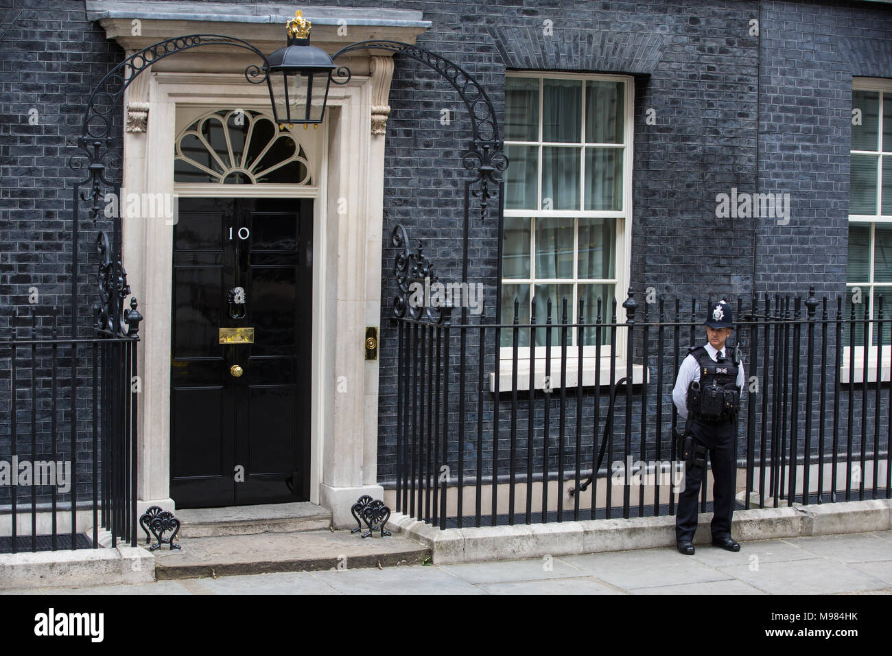 London, Großbritannien. 12 Juni, 2017. Ein Polizist im Dienst außerhalb Downing Street 10. Stockfoto