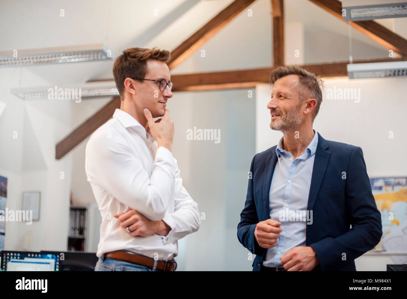 Zwei Geschäftsleute sprechen im Büro Stockfoto