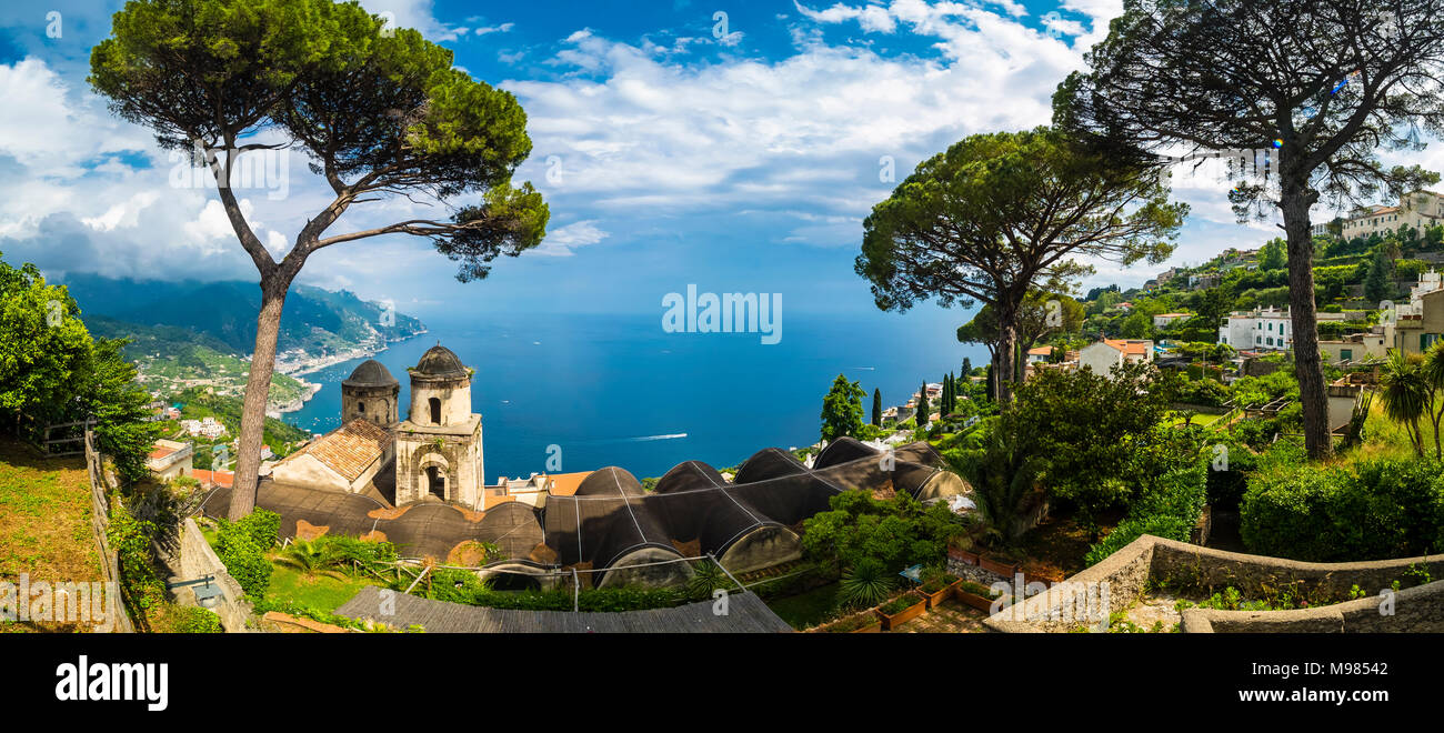 Italien, Kampanien, Amalfiküste, Ravello, Blick auf die Küste und das Meer mit Pinien und Chiesa dell'Annunziata Stockfoto