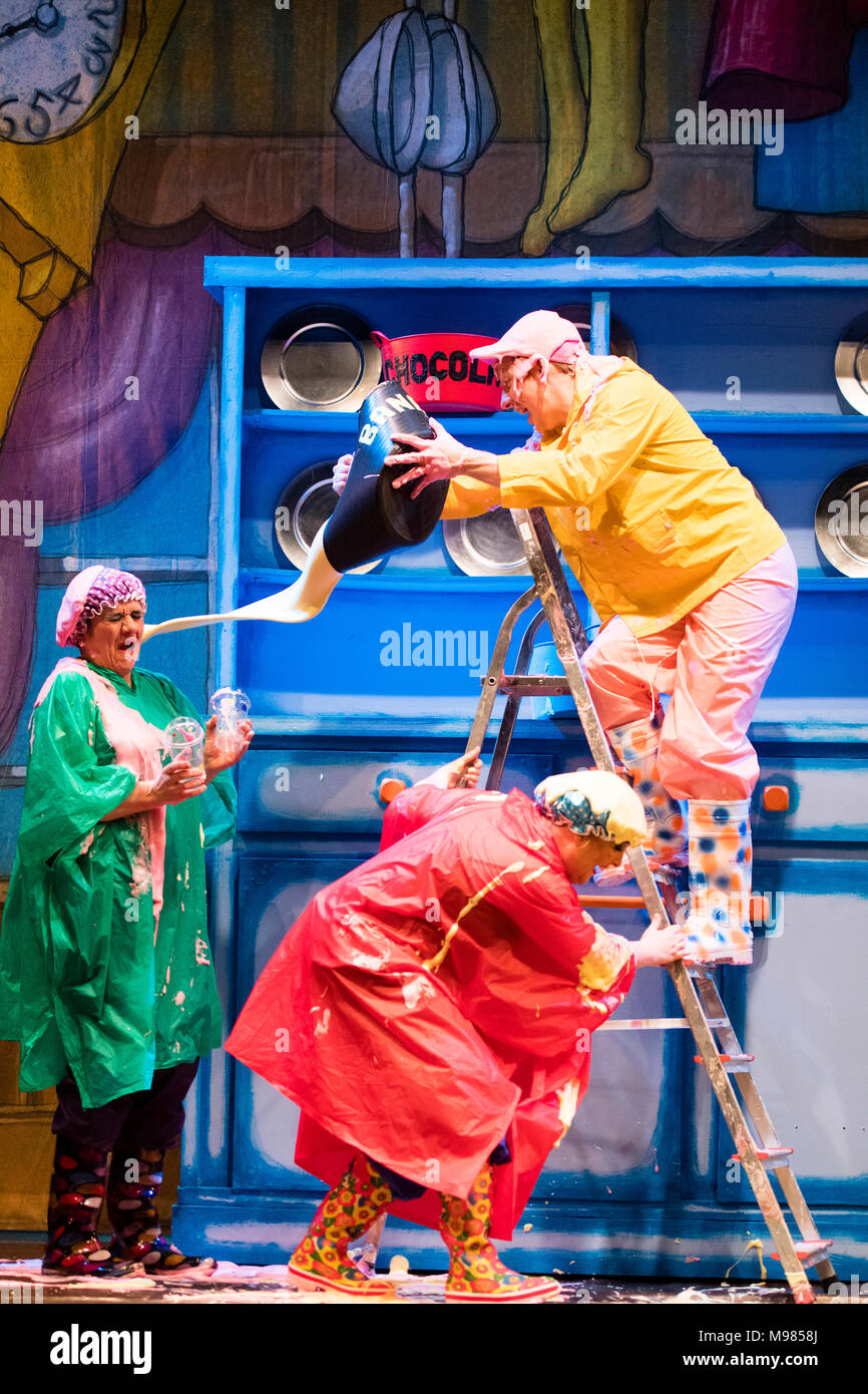 Schauspieler im Kostüm auf der Bühne in der losh"-Szene ein Bewunderer dramatische Unternehmen Produktion der klassischen Pantomime Aschenputtel, in Aberystwyth Arts Centre, 2018, UK Stockfoto