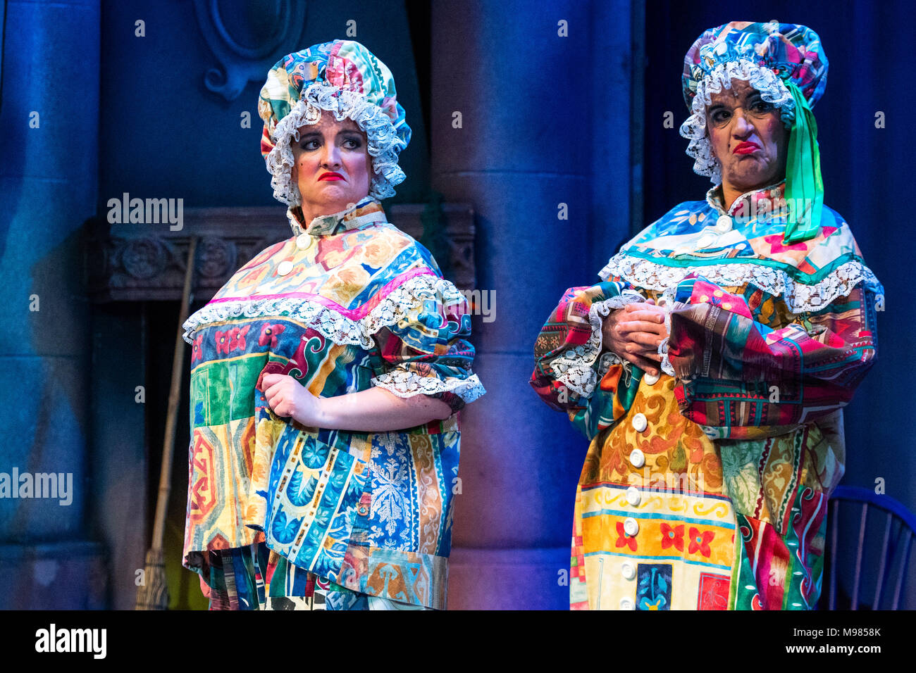 Akteure in der hässlichen Schwestern Kostümen auf der Bühne in einem Laienhaften dramatische Unternehmen Produktion der klassischen Pantomime Aschenputtel, in Aberystwyth Arts Centre, 2018, UK Stockfoto