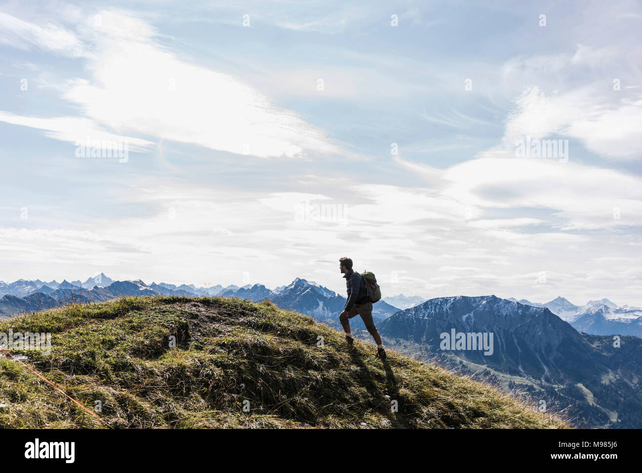 Österreich, Tirol, junger Mann in den Bergen wandern Stockfoto