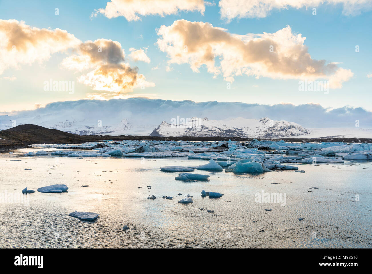 Island, Hof, Jokulsarlon Lagune mit Eisberge und Berge Stockfoto