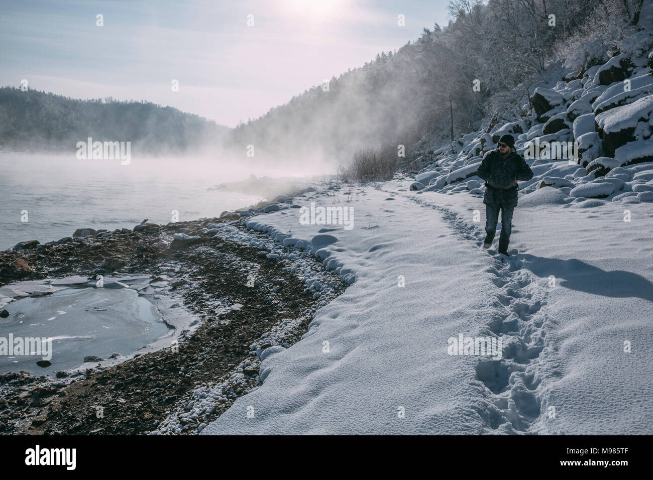 Russland, Amur Oblast, Mann am Flußufer der Bureya in der verschneiten Natur Stockfoto