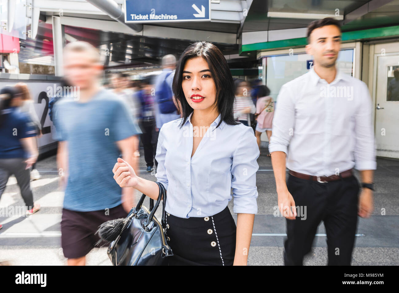 Thailand, Bangkok, Portrait der Unternehmerin inmitten einer sich bewegenden Personen in der Stadt Stockfoto
