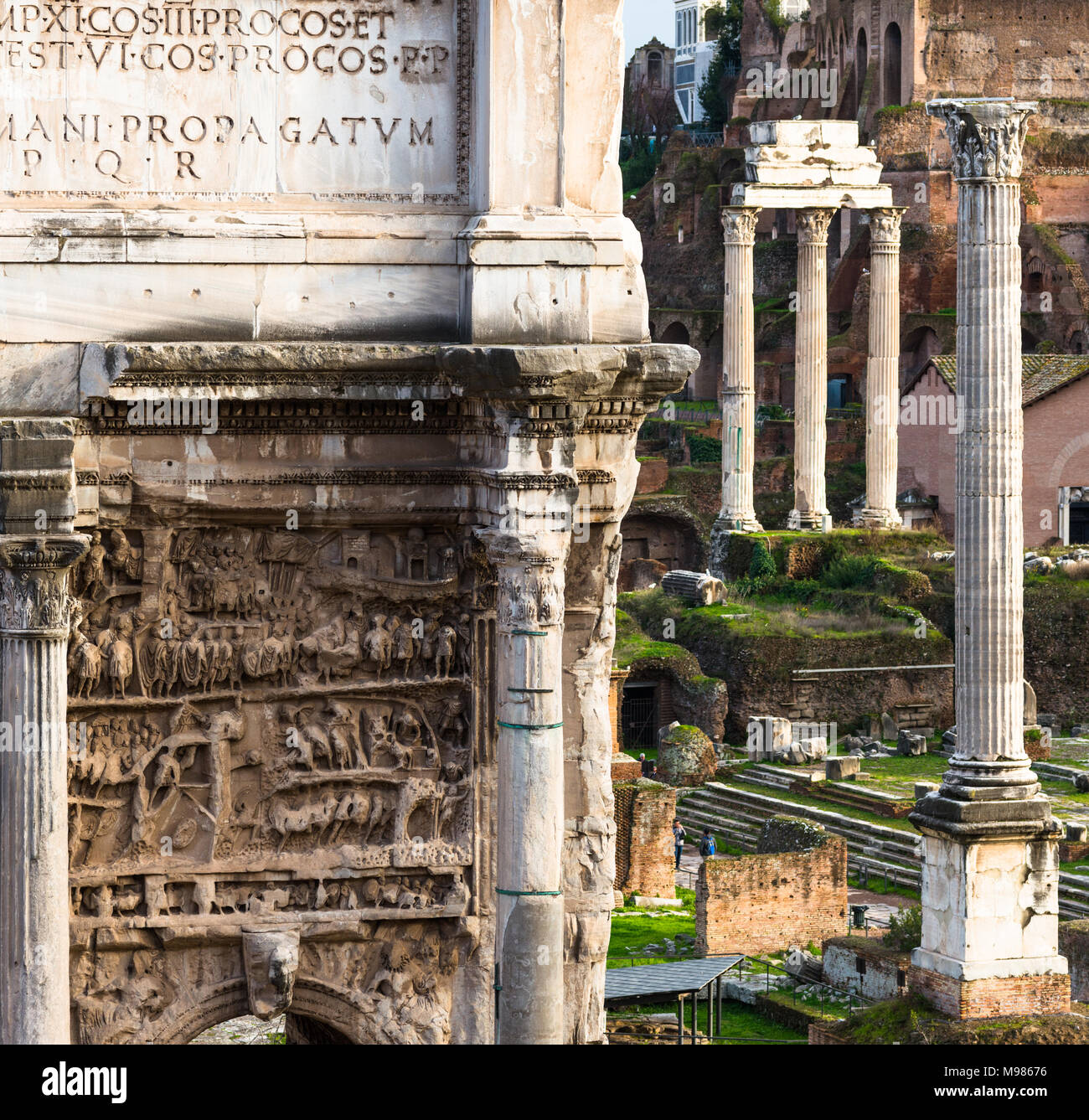 Triumphbogen des Septimius Severus mit dem Römischen Forum Ruinen vom Kapitol gesehen. Rom. Latium. Italien. Stockfoto