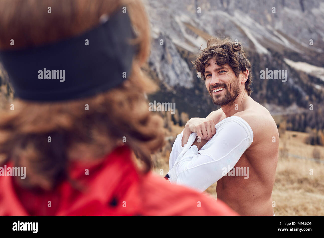 Zwei trailrunners in den Bergen ändern Shirt Stockfoto